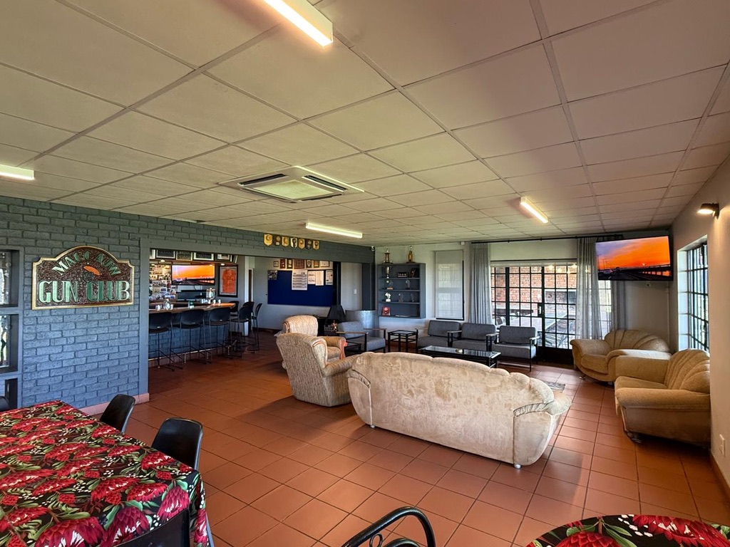 Maccauw Gun Club lounge, bar and dining area